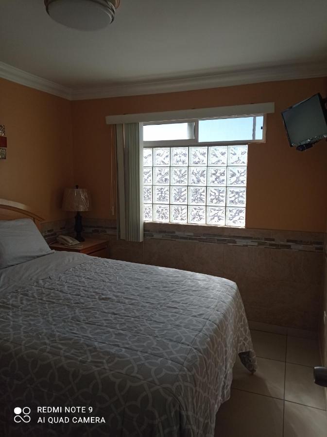 Leon Rojo Aparthotel